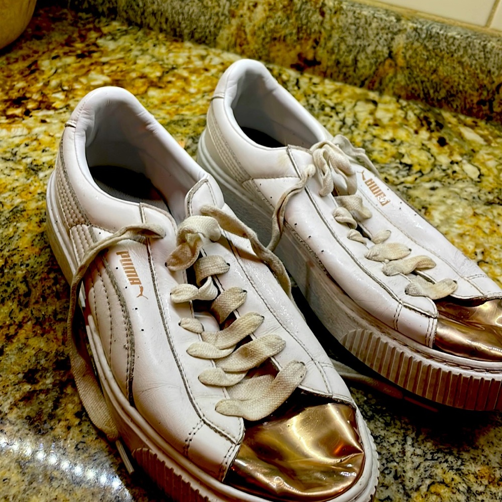 Womens Pumas. Fair condition. Scuff on rleft shoe. Rose Gold Toes.